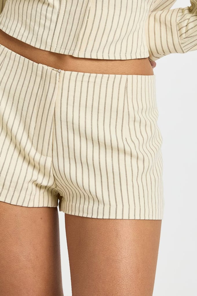 boohoo Dames Gestreepte Getailleerde Short | Ecru | Maat: 42