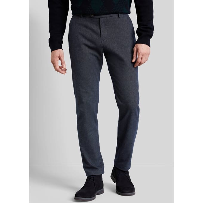 Bugatti Herren Een chino met een nauwsluitende pasvorm
