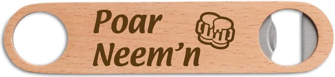 Gegraveerde bieropener/flesopener met de tekst Poar Neem'n