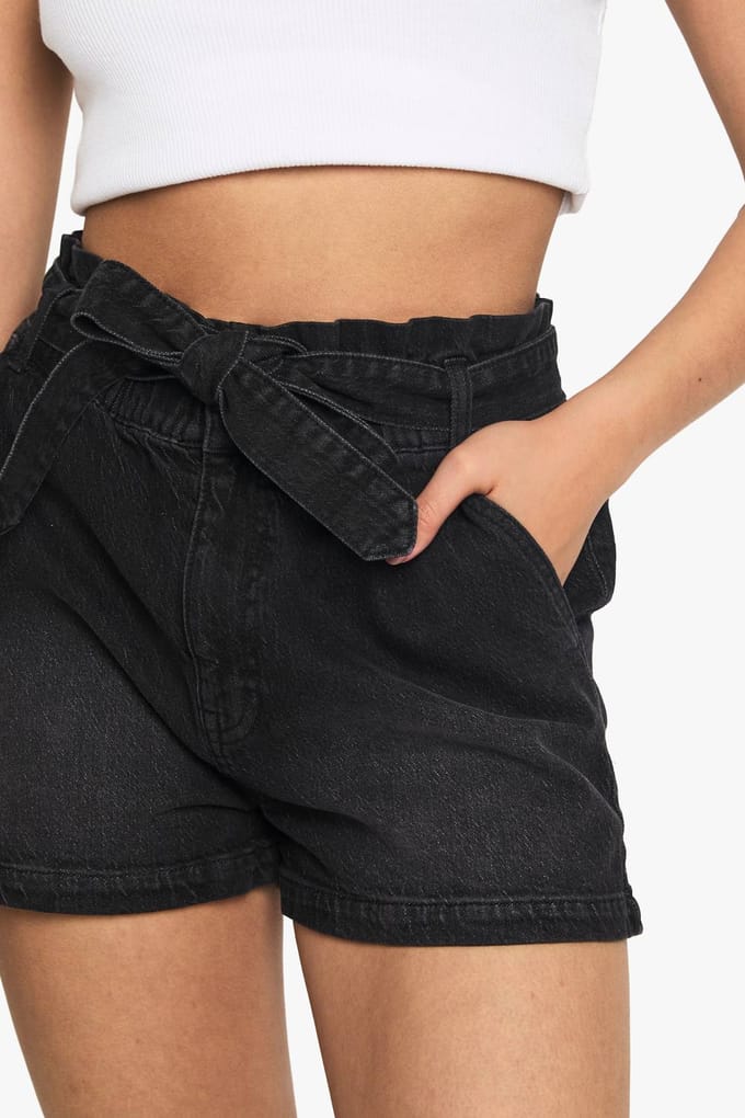 boohoo Dames Denimshort met paperbag-taille | Washed Black | Maat: 34