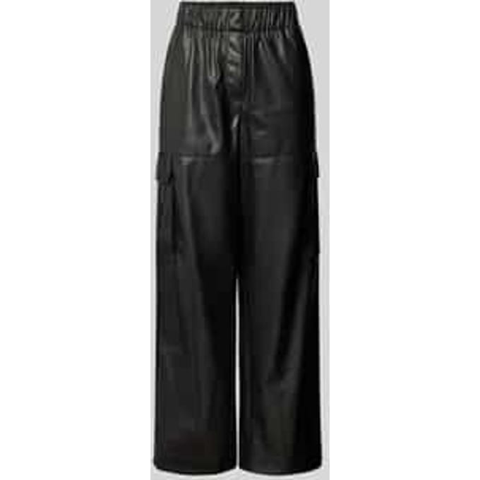 Broek in leerlook met cargozakken en elastische band