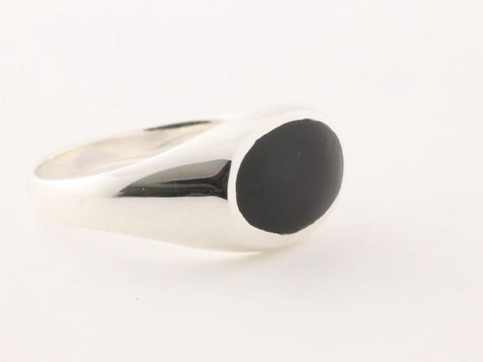 Ovale hoogglans zilveren ring met onyx - maat 20