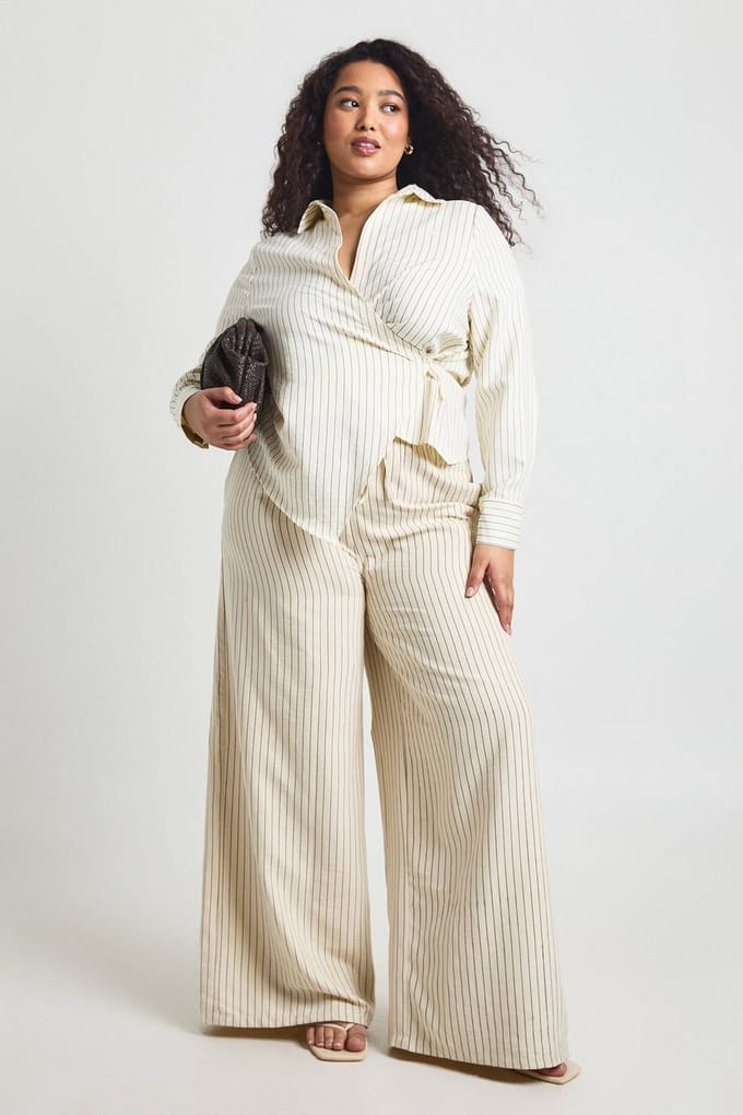 boohoo Dames Plus Gestreept Perzik Wikkelshirt | Creme | Maat: 48