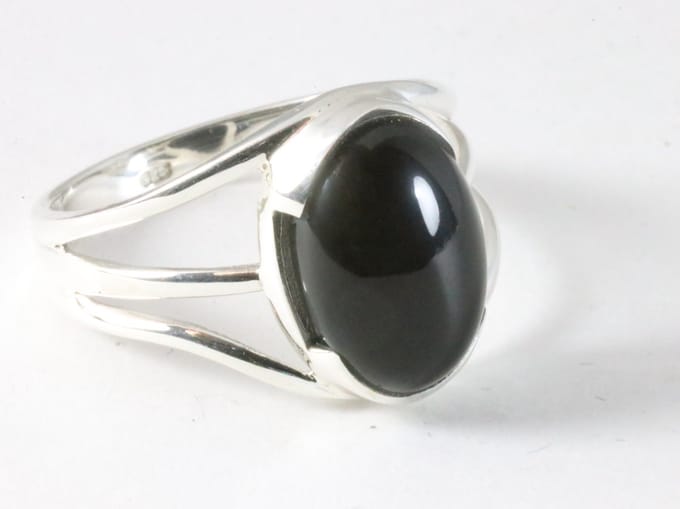 Opengewerkte zilveren ring met onyx - maat 16.5