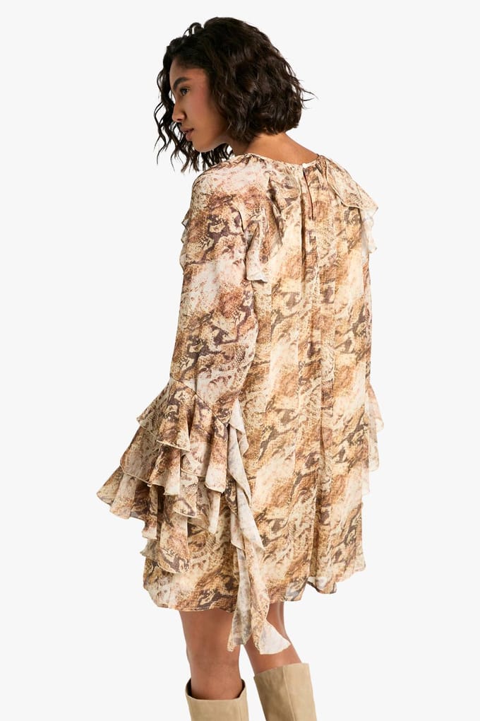 boohoo Dames Tall Snake Ruffle Flare Sleeve Mini Shift Dress | Natural | Maat: 38