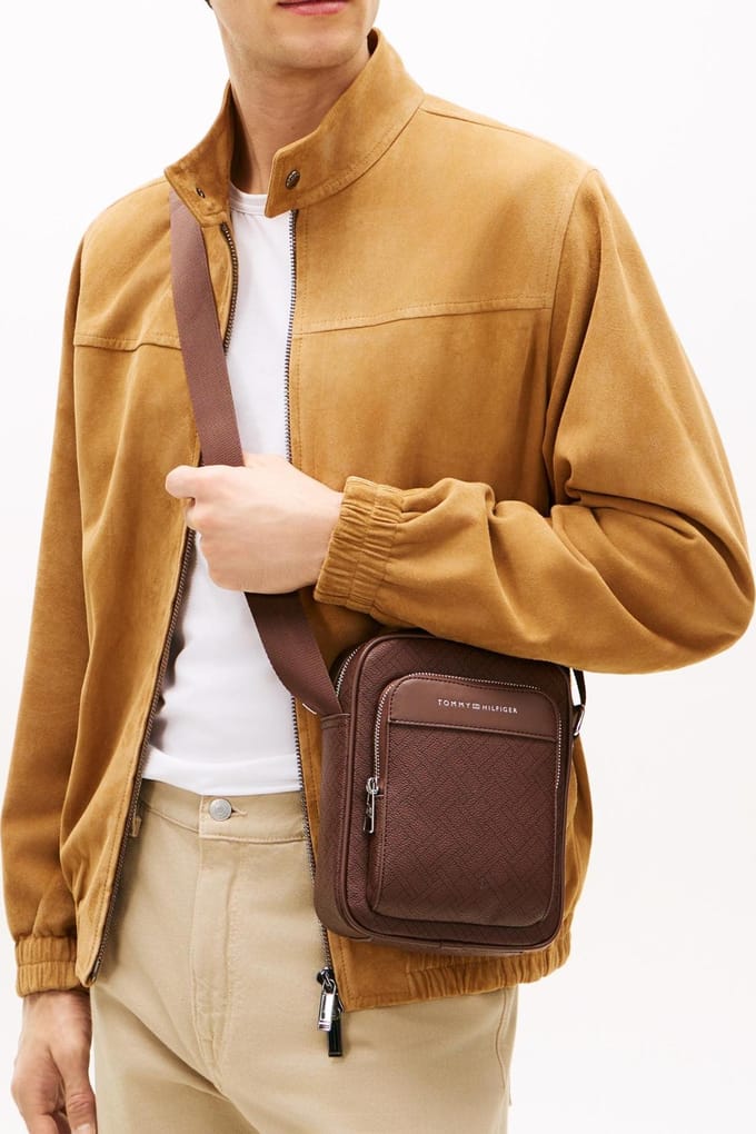 Tommy Hilfiger Flag Monogram Mini Crossover Coffee Bean Taglia: OS | Tracolle postino Outlet | Uomo | Marrone