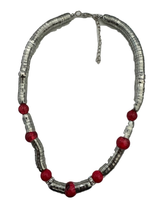 Petra's Sieradenwereld - Ketting metaal omwikkeld met rode kralen (962)