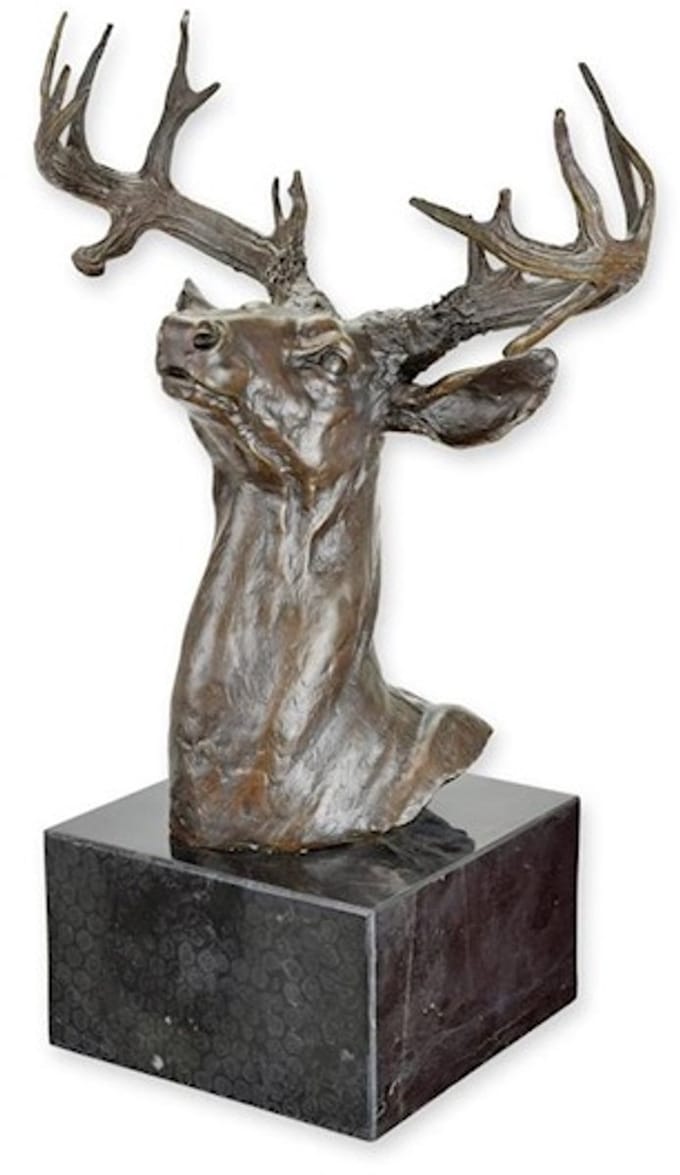 EEN BRONZEN BEELD VAN EEN HERTENKOP