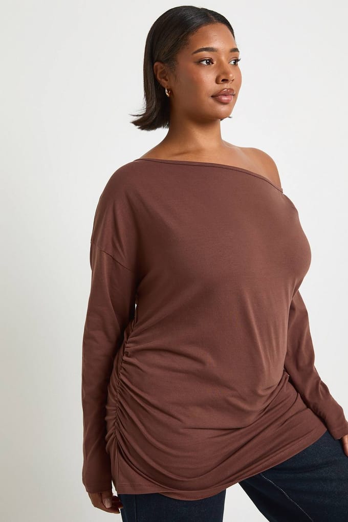 boohoo Dames Plus Off-Shoulder Gerimpelde Lange Mouw Top | Chocolate | Maat: 16