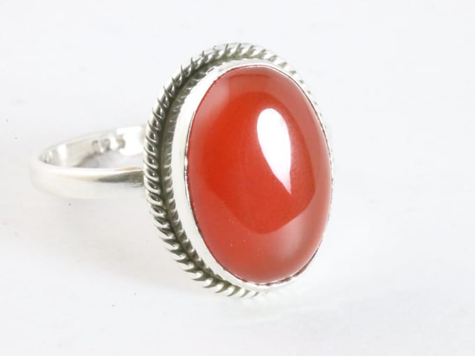 Bewerkte ovale zilveren ring met carneool - maat 22