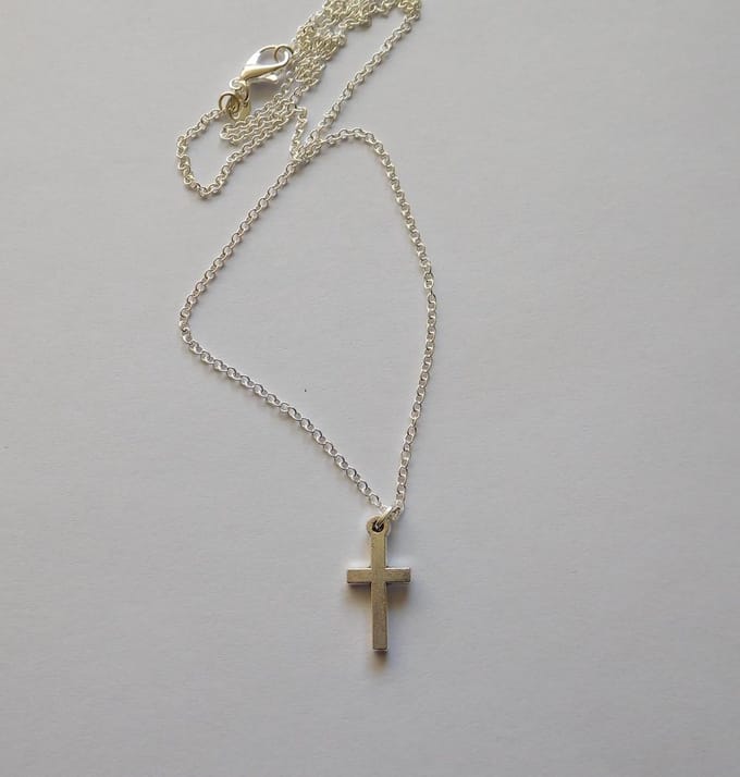 Ketting fijn model met klein kruisje zilverkleur.