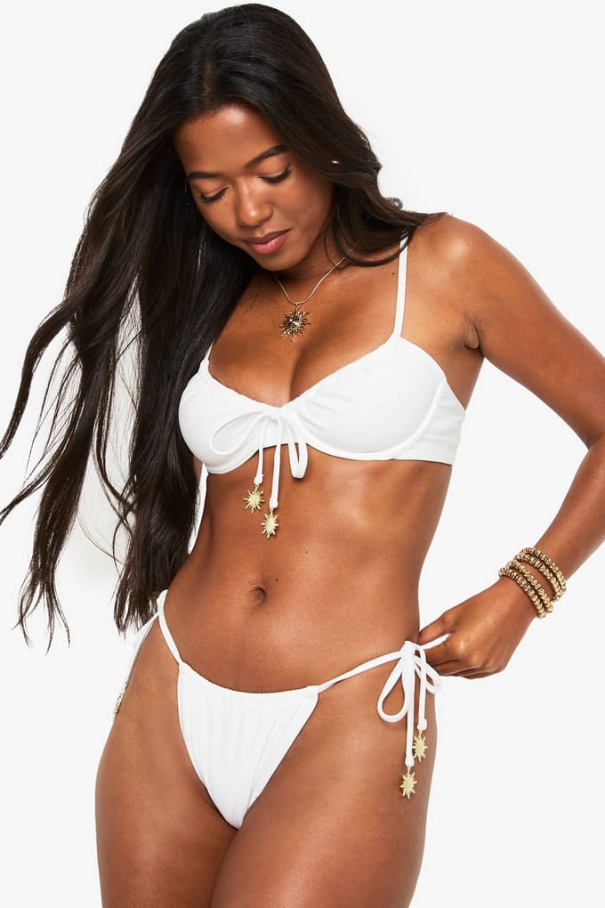 boohoo Dames Sunshine Charm Afwerking Ruched Tie Side Bikini-Broekjes | White | Maat: 16