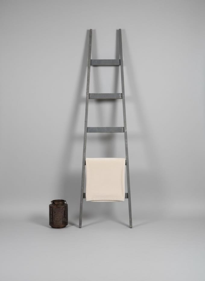 Grijze 'old look' decoratieladder