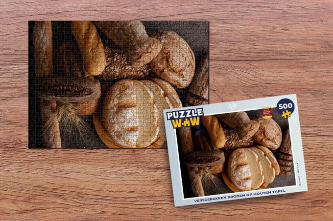 Puzzel Versgebakken broden op houten tafel - Legpuzzel - Puzzel 500 stukjes