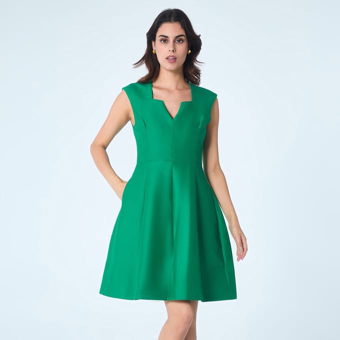 Fit-and-flare satijnen korte jurk met vierkante V-hals