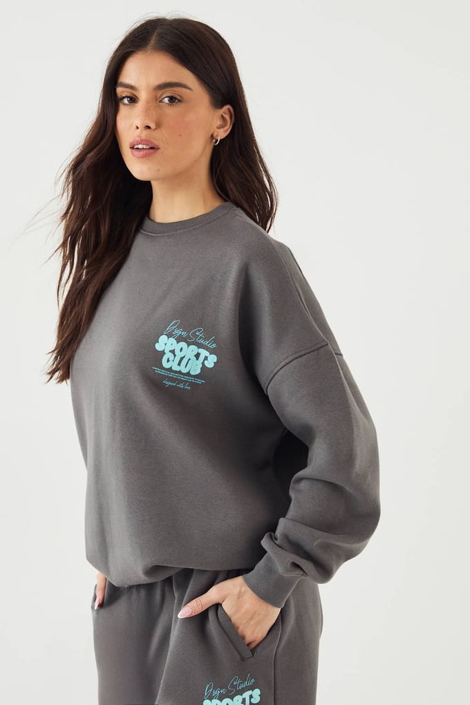 Dames DSGN Studio Sports Bubble Slogan Oversized Sweatshirt | Houtskool | Maat: Medium