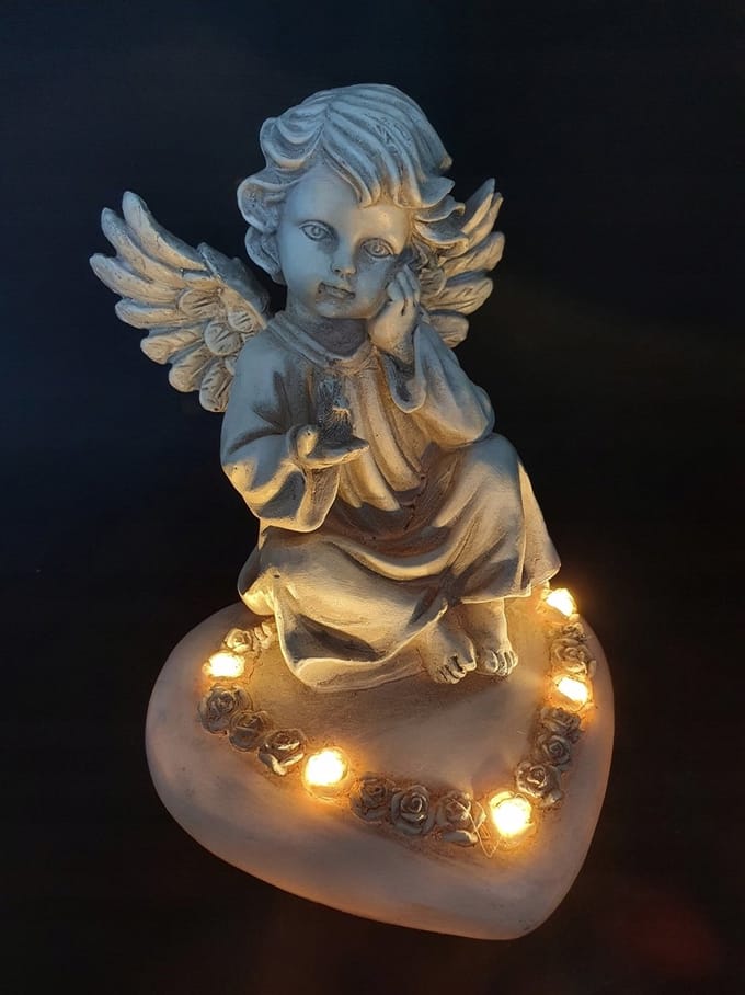 Engel - Zittend op hart - 1/20/XLT - Polystone - Led - Grafdecoratie - Beeld - Inclusief batterijen