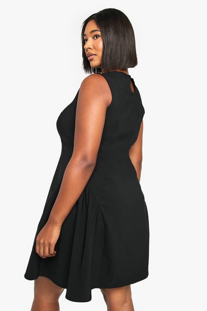 boohoo Dames Plus geraffelde zij-skaterjurk | Zwart | Maat: 54