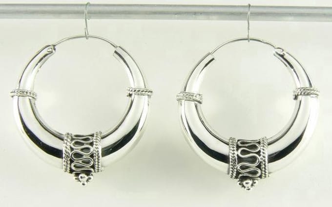 Bewerkte zilveren Bali oorringen - ø 30 mm.