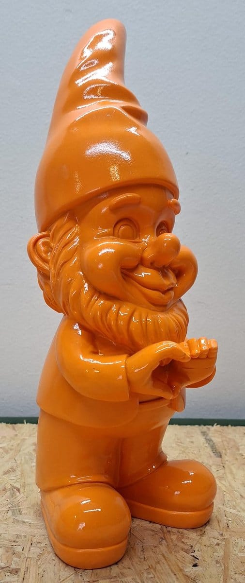 Kabouter met Hartje gebaar Oranje - 37 cm - Polystone - Glanzend Gekleurd - Trendy Kabouter Beeld voor in Huis / Woonaccessoire