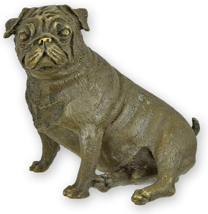 EEN BRONZEN BEELD VAN EEN ZITTENDE MOPSHOND
