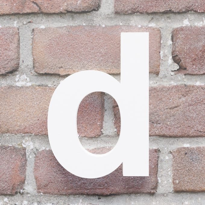 Huisnummer Arial d wit - Maat: Middel (15 cm) - zelfklevend - Huisnummerbord -