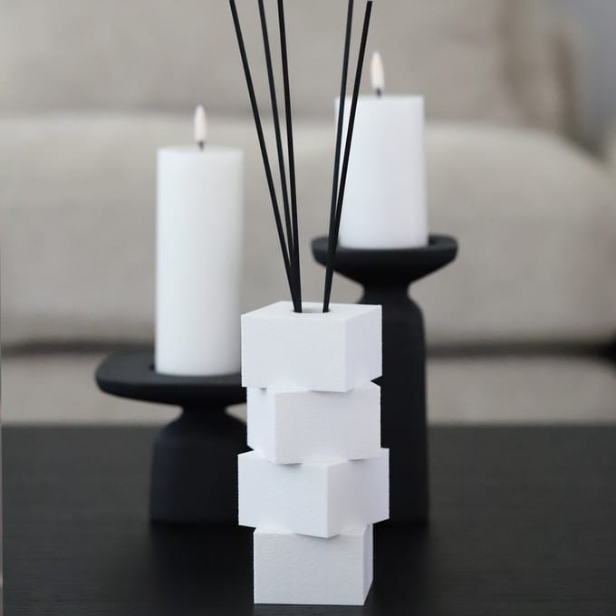 Witte Geurstokjeshouder Structuur – Luxe Diffuser Set Amber Oak en Black Diamond – Navulbare Geurstokjes 400 ml – Huisparfum Cadeau