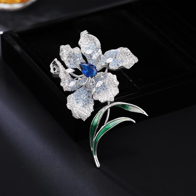 Broche Élégante à Fleurs Dégradées Design de Luxe Léger pour Femmes Broche Tendance et Polyvalente Sens du Design de Niche Accessoires Quotidiens gray