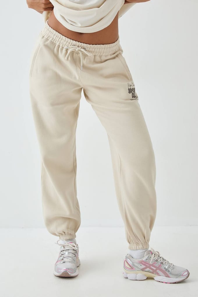 Dames DSGN Studio Sports Bubble Slogan Geboorde Oversized Jogger | Stone | Maat: Small