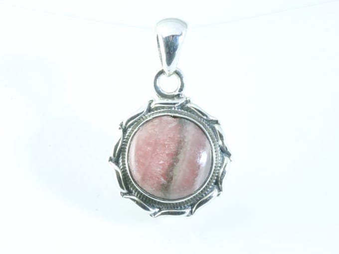 Ronde bewerkte zilveren hanger met rhodochrosiet