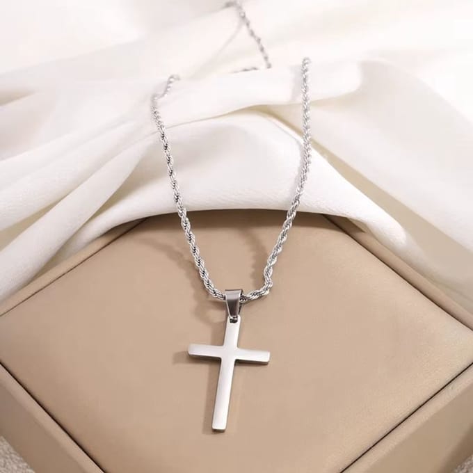 Ketting met hanger kruisje zilverkleur.