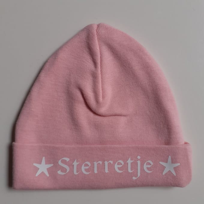 Mutsje met tekst - Sterretje (wit) - Roze muts - maat 50/56 - newborn mutsje - katoen