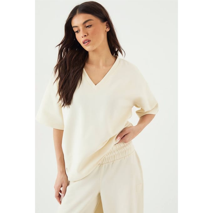 Dames DSGN Studio Interlock V-Hals Oversized T-Shirt | Cream | Maat: Medium
