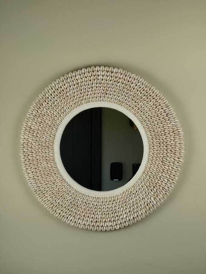 Blitzdeco - Wandspiegel Rond - Harper - Handgemaakte Schelpenlijst - Licht Beige - 55cm