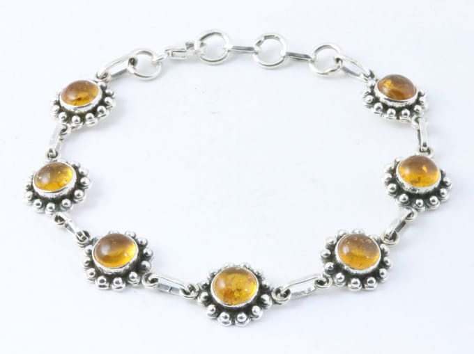 Bewerkte zilveren armband met amber