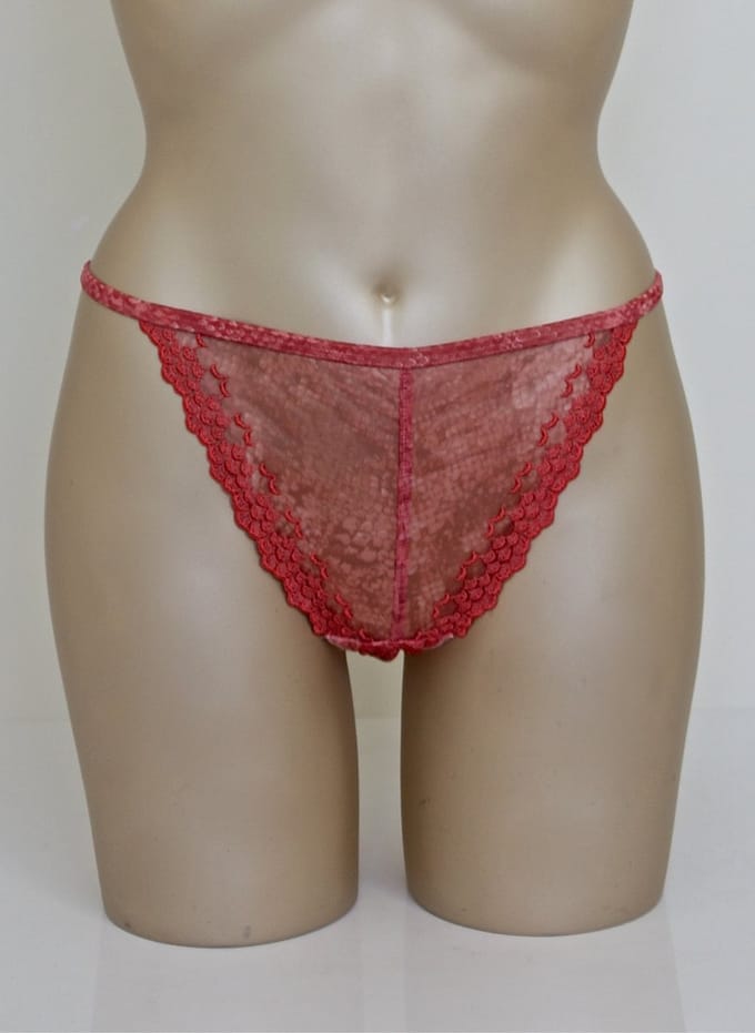 Freya - Medusa - String - rood afgewerkt met kant - Maat M / 38