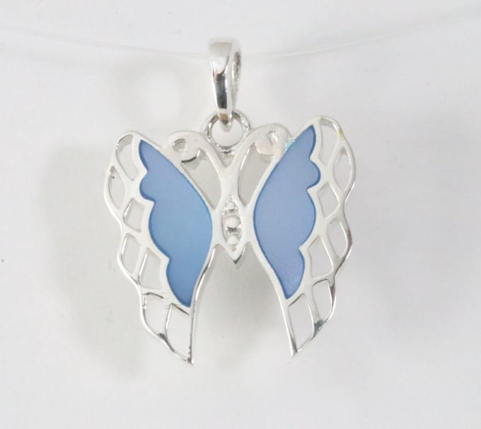 Fijne zilveren vlinder hanger met blauwe schelp