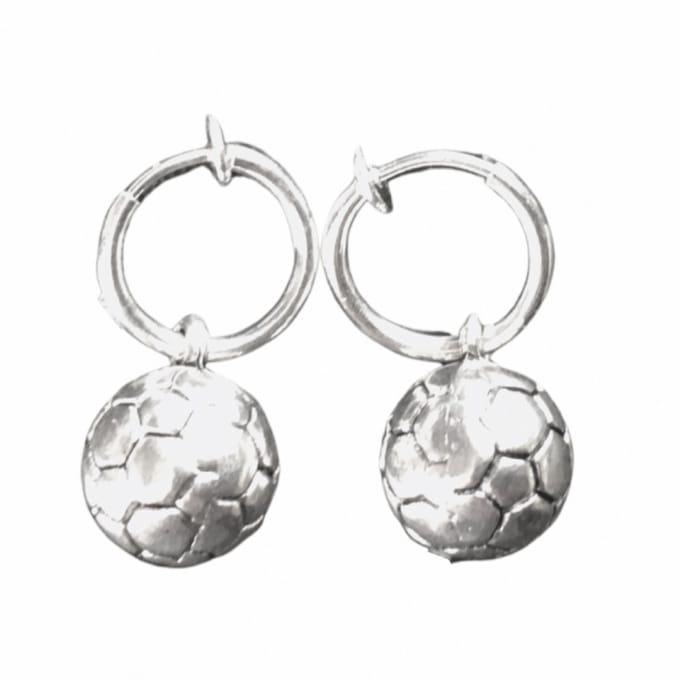 Klem oorringen voetbal zilverkleur 2 cm