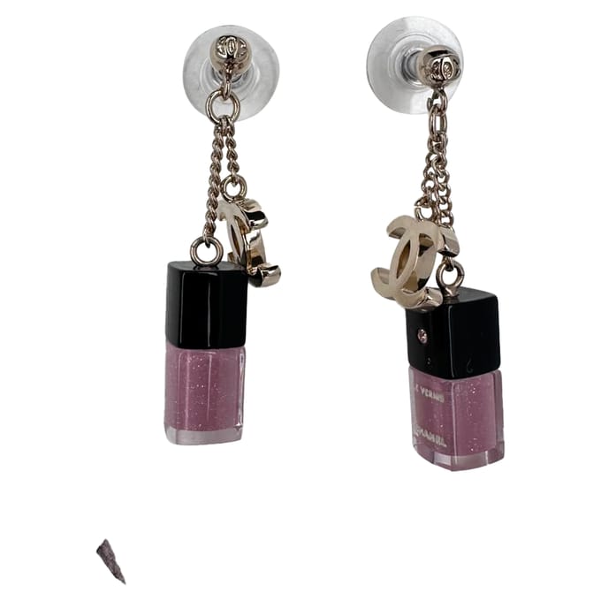 Chanel CC nagellakflesje oorbellen in roze hars