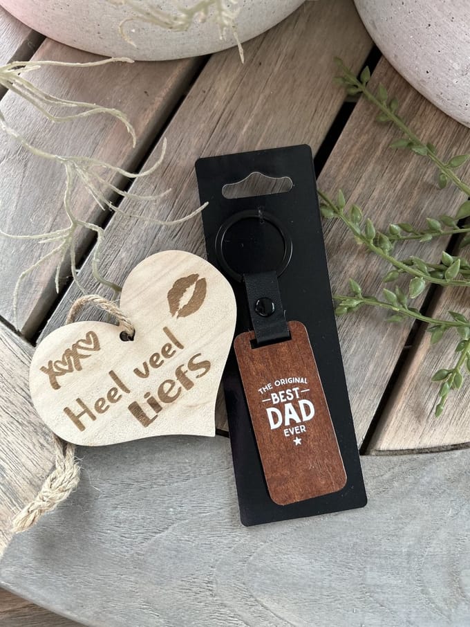 Creaties van hier – sleutelhanger Best dad met houten hartje – Walnoothout – 5x15 cm – Hanger