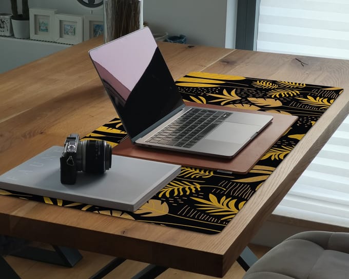 Coloray Bureau Onderlegger - Gele bladeren Computer Mat - 100 cm x 50 cm - Geel Bureau Onderlegger - Bureau Pad - Bureau Mat - Bureaumat - Onderlegger Bureau