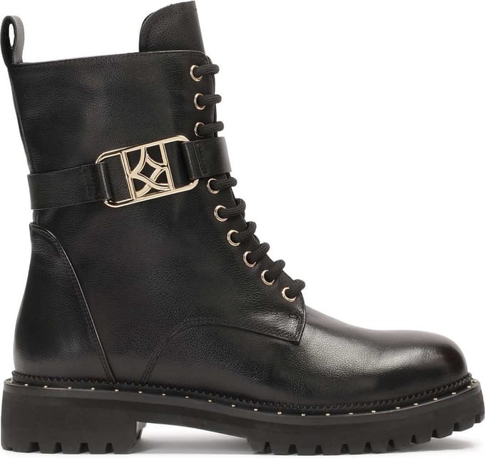 Classic boots with detachable strap