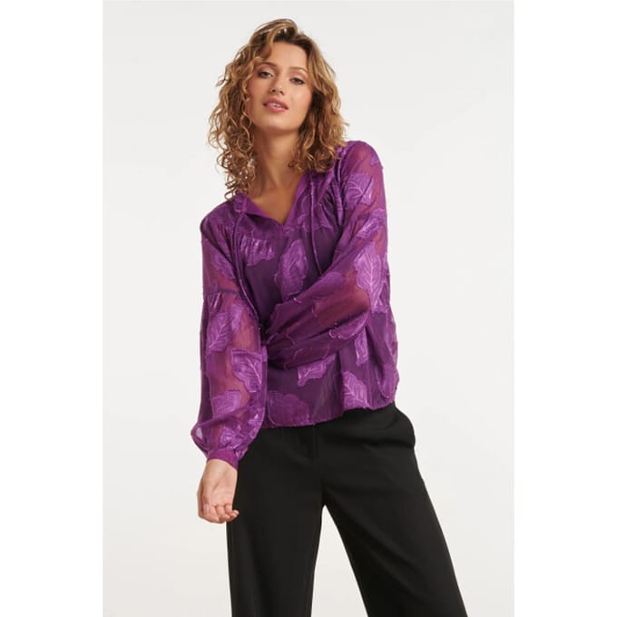 Smashed Lemon 24698 paarse chiffon jacquard v-hals top met bladmotief