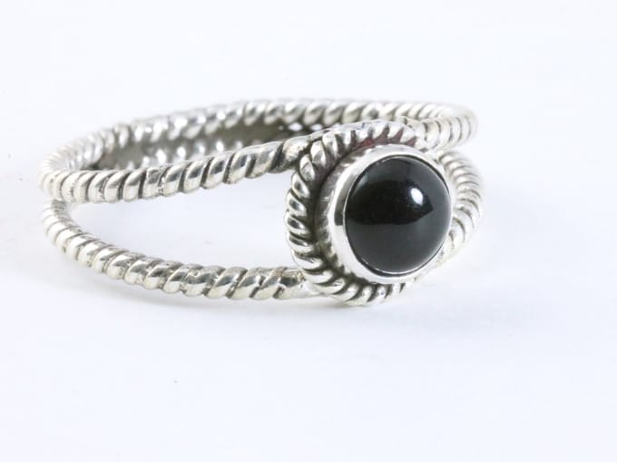 Opengewerkte zilveren ring met onyx - maat 21