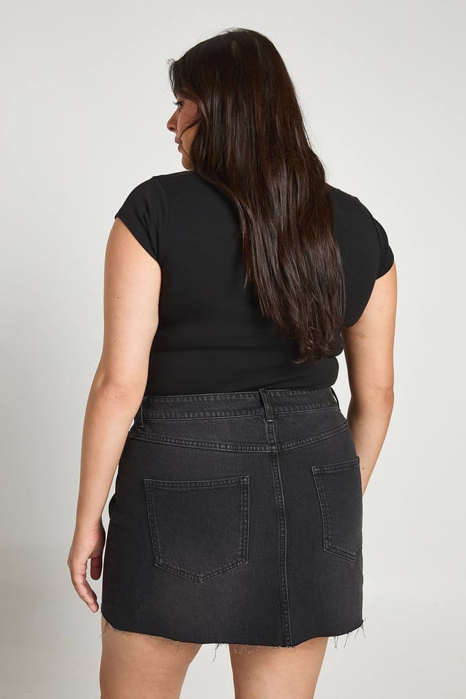 boohoo Dames Plus Denim Minirok | Washed Black | Maat: 48