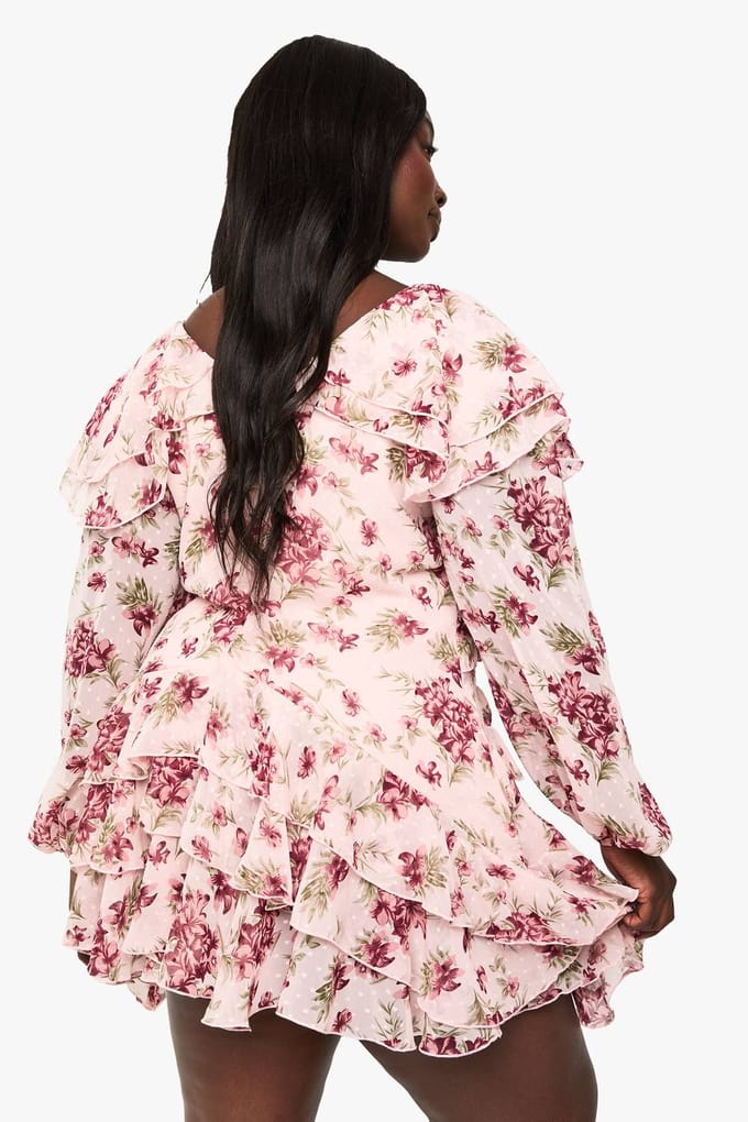 boohoo Dames PLUS FLORALE CHIFFON MINI-JURK MET RUCHES | Roze | Maat: 46