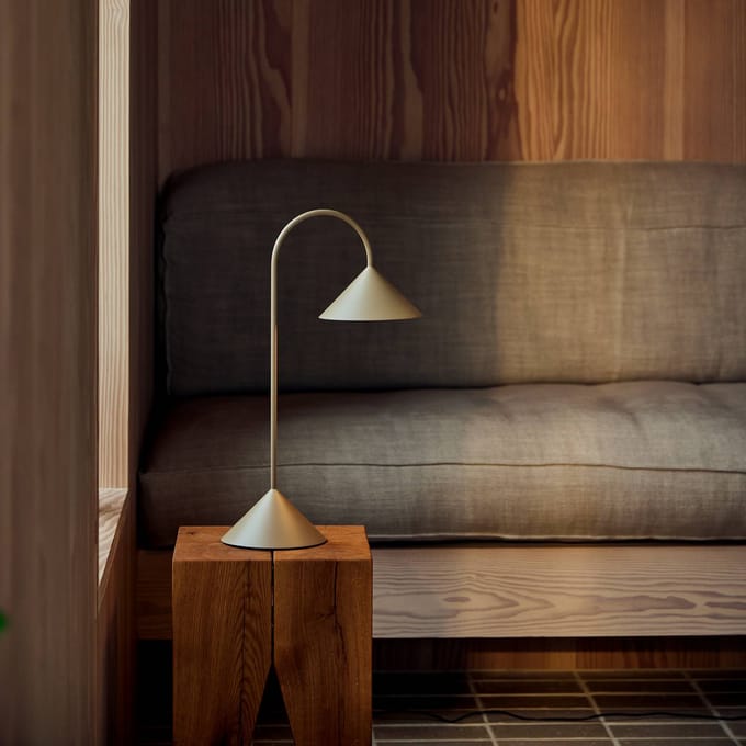 FRANDSEN LED tafellamp op batterijen Grasp, zandgrijs, hoogte 47 cm