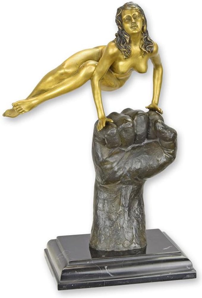 EEN BRONZEN BEELD VAN EEN WERVELEND NAAKT OP EEN HAND