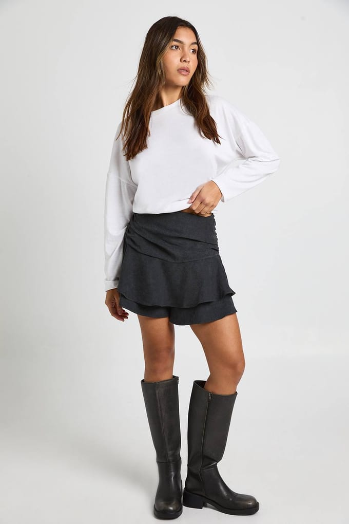 boohoo Dames Gerafelde getextureerde ruffle-skort | Houtskool | Maat: 38