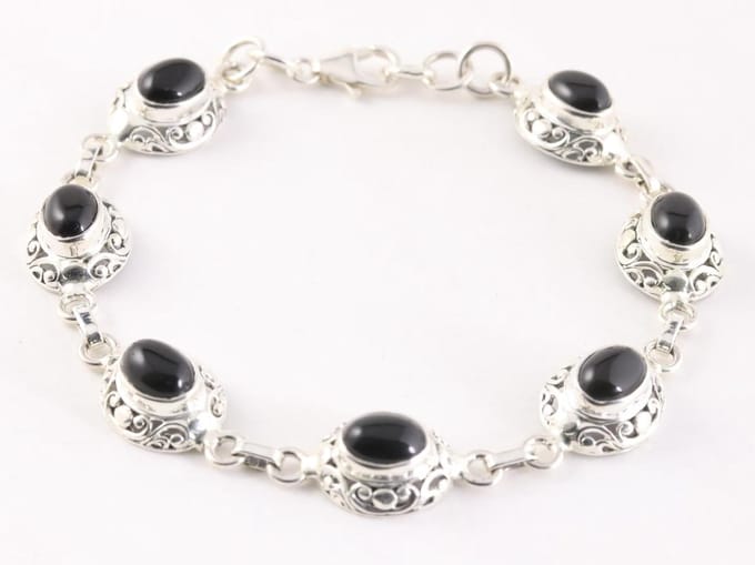 Bewerkte zilveren armband met onyx